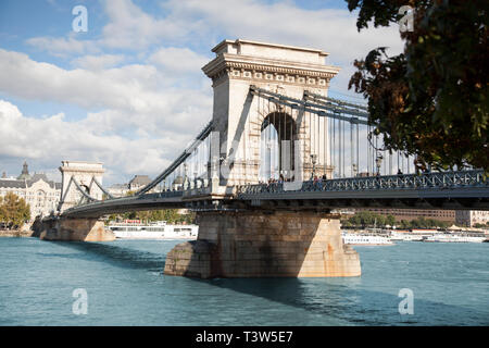 BUDAPEST, Ungarn - 22. SEPTEMBER 2017: Das Széchenyi Kettenbrücke ist eine Hängebrücke, überspannt den Fluss Donau zwischen Buda und Pest, die benachrichtigen Stockfoto