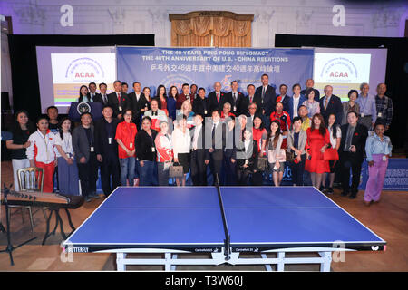 Yorba Linda, Kalifornien, USA. 10. April 2019. Ein Gruppenfoto der Referenten und Gäste an "feiern den 48. Jahrestag der "Ping-Pong-Diplomatie" Stockfoto