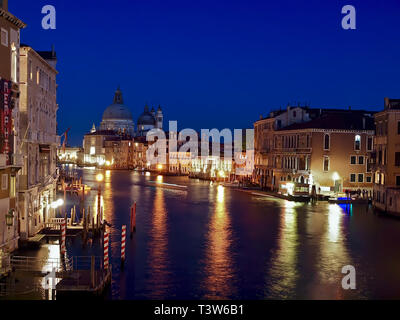 Canale Grande in Venedig bei Nacht Stockfoto