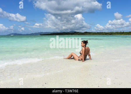 Junge Frau in Kondoi Strand, taketomi Insel, Präfektur Okinawa, Japan Stockfoto