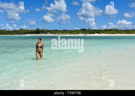 Junge Frau in Kondoi Strand, taketomi Insel, Präfektur Okinawa, Japan Stockfoto