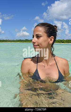 Junge Frau in Kondoi Strand, taketomi Insel, Präfektur Okinawa, Japan Stockfoto