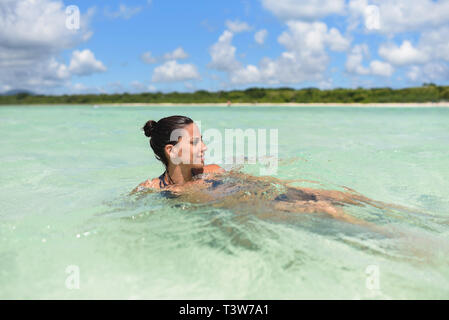 Junge Frau in Kondoi Strand, taketomi Insel, Präfektur Okinawa, Japan Stockfoto