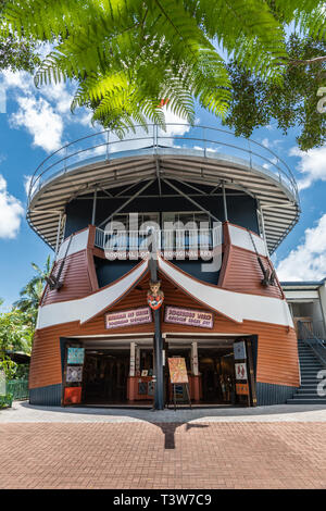 Cairns, Australien - 18. Februar 2019: Fassade und besonderes Schiff - wie die Architektur der Doongal Aboriginal Art Shop und Galerie downtown Kuranda Dorf. Stockfoto