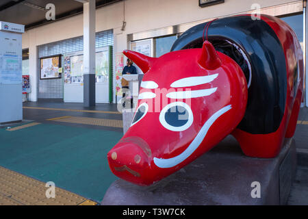 Aizuwakamatsu, Japan - 21. April 2018: "Akabeko" einen legendären Red Cow, die normalerweise auf ein Spielzeug Kuh, ist ein Symbol für die aizu Region finden Stockfoto