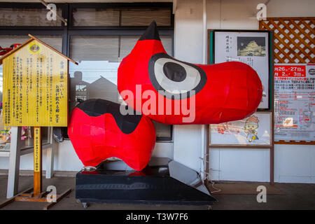 Aizuwakamatsu, Japan - 21. April 2018: "Akabeko" einen legendären Red Cow, die normalerweise auf ein Spielzeug Kuh, ist ein Symbol für die aizu Region finden Stockfoto