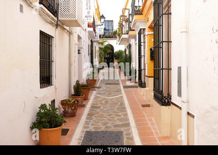 Die Altstadt von Marbella, Andalusien, Spanien - 13. März 2019: traditionellen, weiß getünchten Häusern und engen Straße Stockfoto