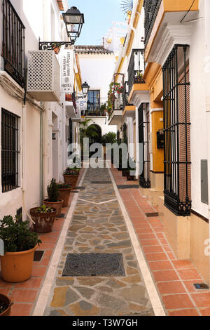 Die Altstadt von Marbella, Andalusien, Spanien - 13. März 2019: traditionellen, weiß getünchten Häusern und engen Straße Stockfoto