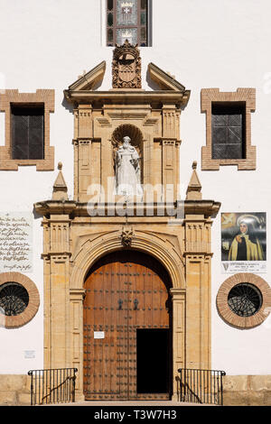 Ronda, Andalusien, Spanien - 16. März 2019: Haupteingang und die Fassade der Kirche La Merced im Zentrum der historischen Stadt Ronda Stockfoto