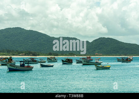 2019, Januar. Florianopolis, Brasilien. Fischerboote bei Armacao Strand. Stockfoto