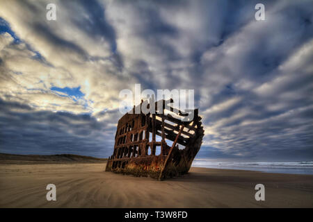 Eine der zugänglicher Schiffswracks auf dem Friedhof der Pazifik, die Peter Iredale war ein 4-Mast Stahl barke Segelschiff, die an Land lief Stockfoto