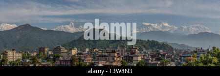 Ein Panorama von Pokhara Stadt und der Himalaya Gebirge im Hintergrund. Stockfoto