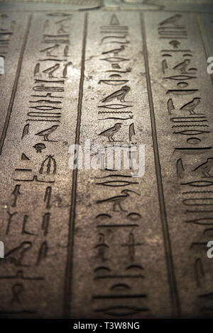 Hieroglyphen schreiben auf Sidonian Königs Tabnit Sarkophag an Archäologisches Museum Istanbul in Istanbul, Türkei. Stockfoto