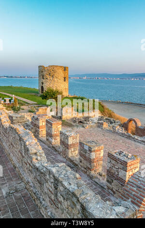 Basilika der heiligen Mutter Gottes Eleusa und der Turm bei Sonnenaufgang in Nessebar antike Stadt. Nessebar, nesebr ist ein UNESCO-Weltkulturerbe. Die Ruine Stockfoto