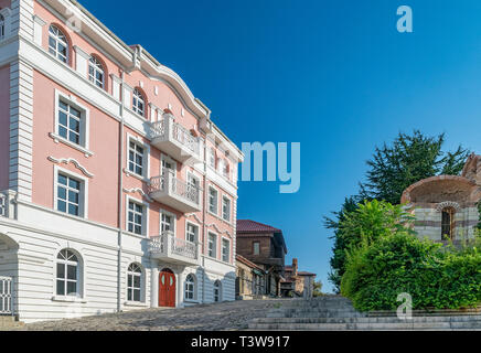 Eine Straße in Nessebar antike Stadt an der bulgarischen Schwarzmeerküste. Nessebar oder nesebr ist ein UNESCO-Weltkulturerbe. Eine Straße in Nessebar an einem sonnigen Stockfoto