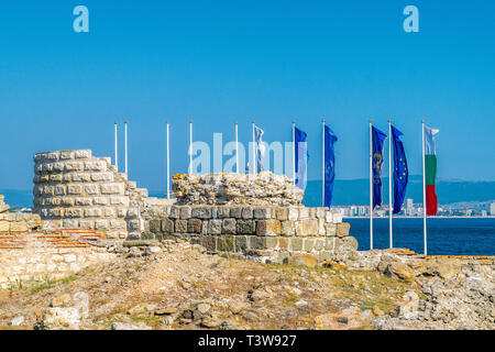 Alte Ruinen am Eingang der alten Stadt Nessebar, eine der wichtigsten Badeorte an der bulgarischen Schwarzmeerküste. Nessebar, nesebr ist ein UN Stockfoto