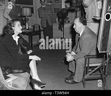 Rhonda Fleming und Direktor Alfred Hitchcocks SPELLBOUND 1945 am Set der Dreharbeiten candid Produzent David O. Selznick Selznick International Pictures/Vanguard Films/United Artists Stockfoto