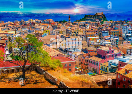Panoramablick auf Kerkyra, die Hauptstadt der Insel Korfu, Griechenland. Stockfoto