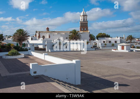 Den Platz in der Stadt Teguise, die ehemalige Hauptstadt von Lanzarote, wo ein beliebter Markt am Sonntag gehalten wird Stockfoto