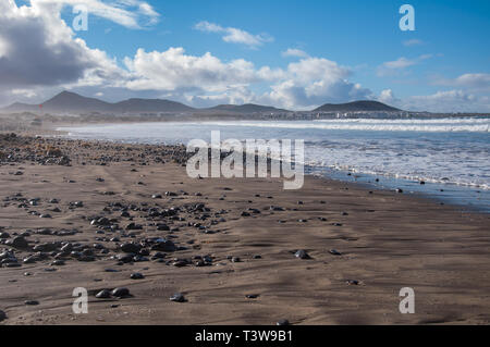 Die Küste von Playa de Famara auf Lanzarote auf den Kanarischen Inseln während der späten Nachmittag Stockfoto