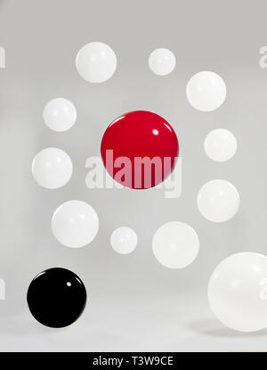 Weiß Rot und Schwarz Luftballons auf grauem Hintergrund Stockfoto