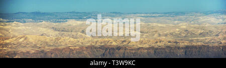 Blick von Norden Jerusalem einschließlich Mt. Scopus und die judäische Wüste von Jordanien gesehen. Stockfoto