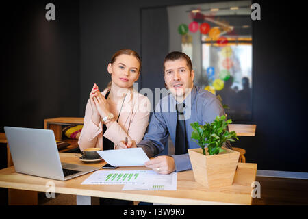 Business Team remote arbeiten und diskutieren Finanzierung über Kaffee Stockfoto