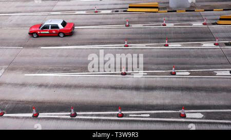 Ein Taxi Auto auf die leere Straße in Hong Kong Stockfoto
