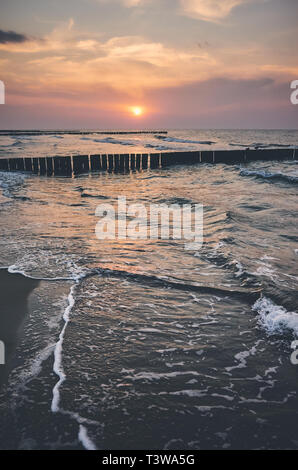 Farbe getonte malerischen Sonnenuntergang über der Ostsee, Polen. Stockfoto