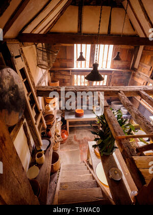 Alastair Hendy und seiner restaurierten Tudor Haus in der Altstadt von Hastings, East Sussex UK. Stockfoto