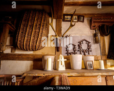 Alastair Hendy und seiner restaurierten Tudor Haus in der Altstadt von Hastings, East Sussex UK. Stockfoto