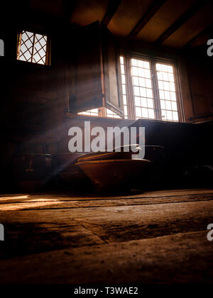 Alastair Hendy und seiner restaurierten Tudor Haus in der Altstadt von Hastings, East Sussex UK. Stockfoto