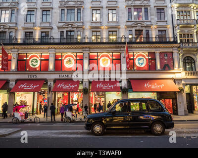 Pedicabs und traditionellen Taxi/cab außerhalb Hamleys Toy Store in der Regent Street, London, England geparkt. Stockfoto