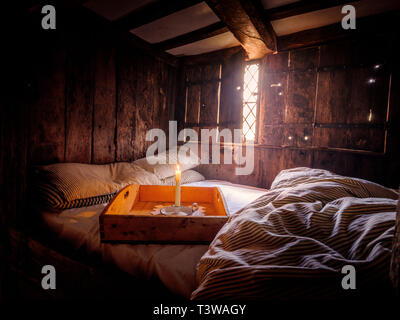 Alastair Hendy und seiner restaurierten Tudor Haus in der Altstadt von Hastings, East Sussex UK. Stockfoto