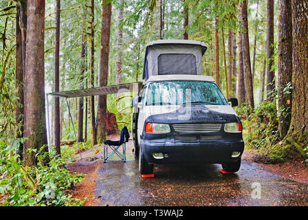 Wohnwagen mit Vorzelt auf Campingplatz geparkt Stockfoto