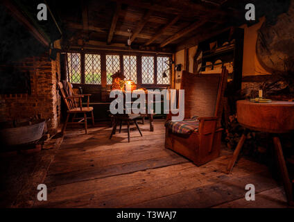 Alastair Hendy und seiner restaurierten Tudor Haus in der Altstadt von Hastings, East Sussex UK. Stockfoto