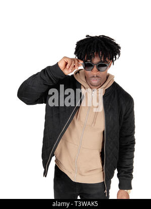Eine Nahaufnahme portrait Bild von einer afrikanischen amerikanischen Mann ist eine zwanglose Kleidung setzen auf seiner Sonnenbrille, auf weißem Hintergrund Stockfoto