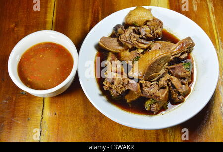 Gedünsteter Entenfleisch in der chinesischen braune Suppe mit würzig-saurer Sauce Stockfoto