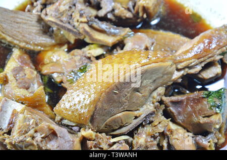 Gedünsteter Entenfleisch in der chinesischen braune Suppe auf Platte Stockfoto