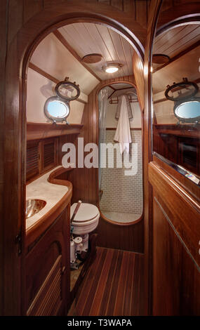 Badezimmer in Bootskabinen Stockfoto