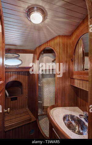 Badezimmer in Bootskabinen Stockfoto