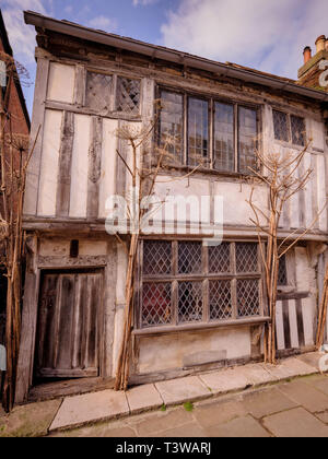 Alastair Hendy und seiner restaurierten Tudor Haus in der Altstadt von Hastings, East Sussex UK. Stockfoto