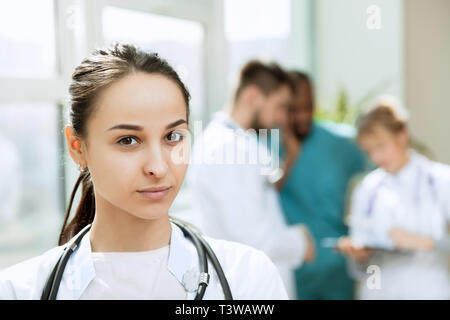 Healthcare "Volk"-Gruppe. Professionelle Ärztin am Krankenhaus oder Klinik posieren. Medizintechnik Forschung Institut und Arzt Personal Service Konzept. Glücklich lächelnde Modelle. Stockfoto