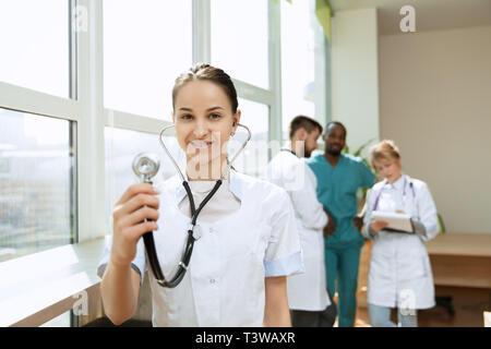 Healthcare "Volk"-Gruppe. Professionelle Ärztin am Krankenhaus oder Klinik posieren. Medizintechnik Forschung Institut und Arzt Personal Service Konzept. Glücklich lächelnde Modelle. Stockfoto