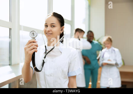 Healthcare "Volk"-Gruppe. Professionelle Ärztin am Krankenhaus oder Klinik posieren. Medizintechnik Forschung Institut und Arzt Personal Service Konzept. Glücklich lächelnde Modelle. Stockfoto