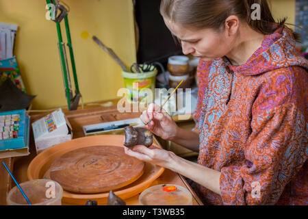 Professionelle Frau potter Malerei Keramik souvenir Penny whistle in der Keramik Stockfoto