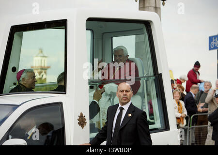 Papst Benedikt XVI. durch seine Security Team Kreuzung Lambeth Brücke im Papst mobile flankiert. London. 17.09.2010 Stockfoto