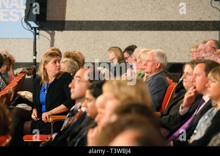 Liz Sugg, Leiter Betrieb, als Premierminister David Cameron im Publikum sitzt an 2010 Parteitag der Konservativen Partei, Birmingham. 03.10.2 Stockfoto