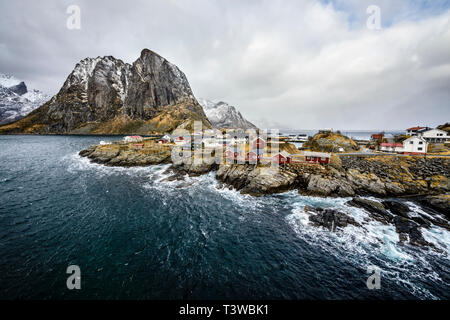 Schneebedeckte Berge, mit Blick auf die felsige Küste, Reine, Lofoten Inseln, Norwegen Stockfoto