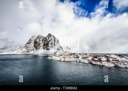 Schneebedeckte Berge, mit Blick auf die felsige Küste, Reine, Lofoten Inseln, Norwegen Stockfoto